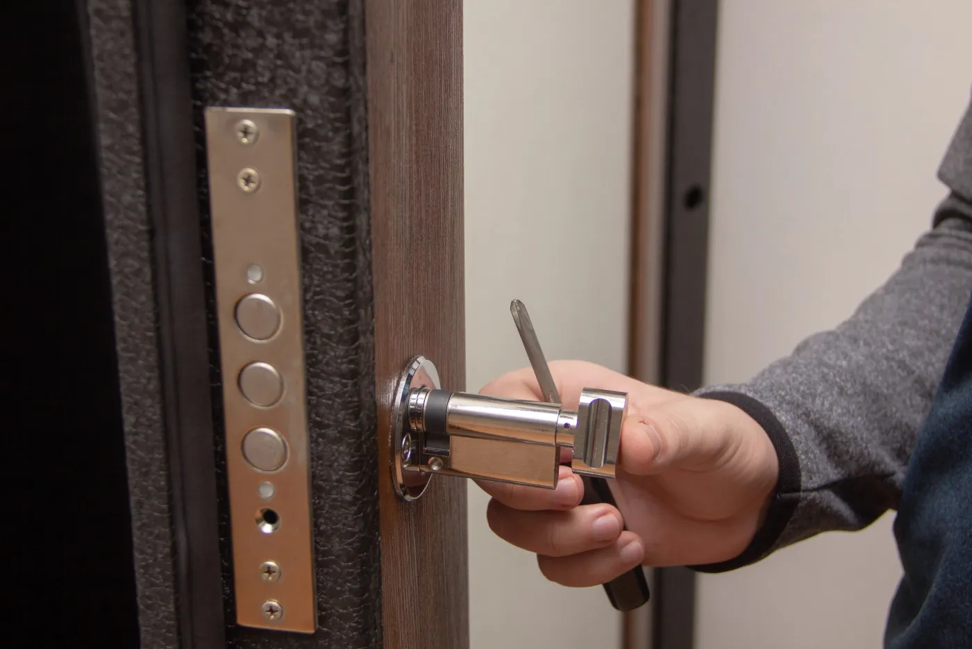 Pose d'une serrure multipoints sur une porte d'entrée de maison à Carrières-sous-Poissy (78955)